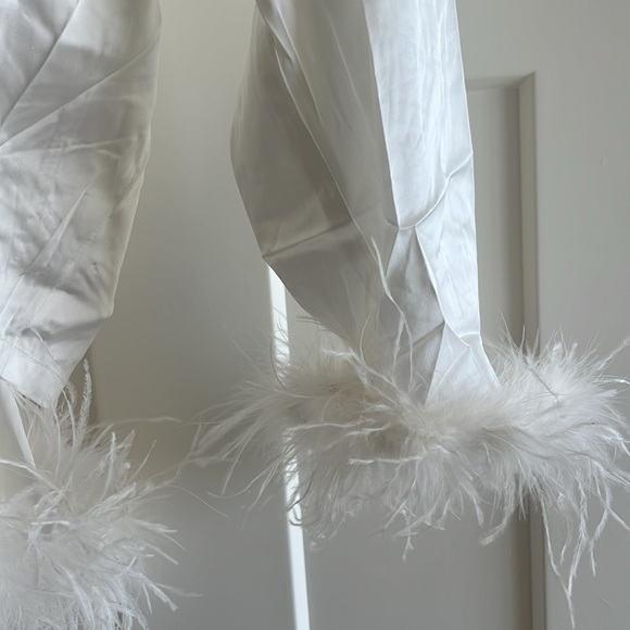 🤍White Satin Feathered Set 🤍 - Picture 6 of 11